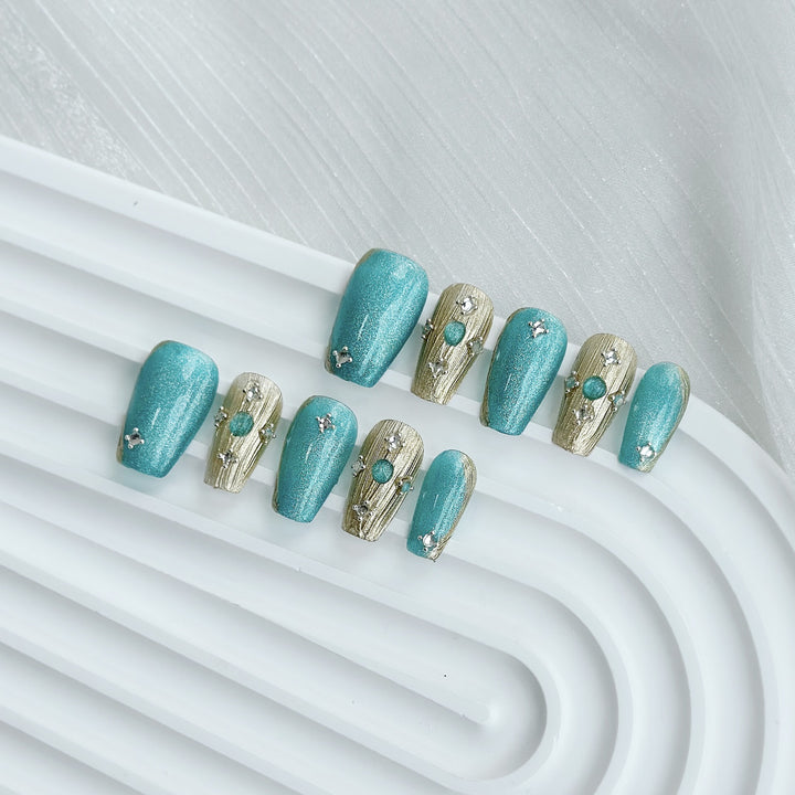 Decorative Press-On Nail Art Set with Floral Accents  1791773215