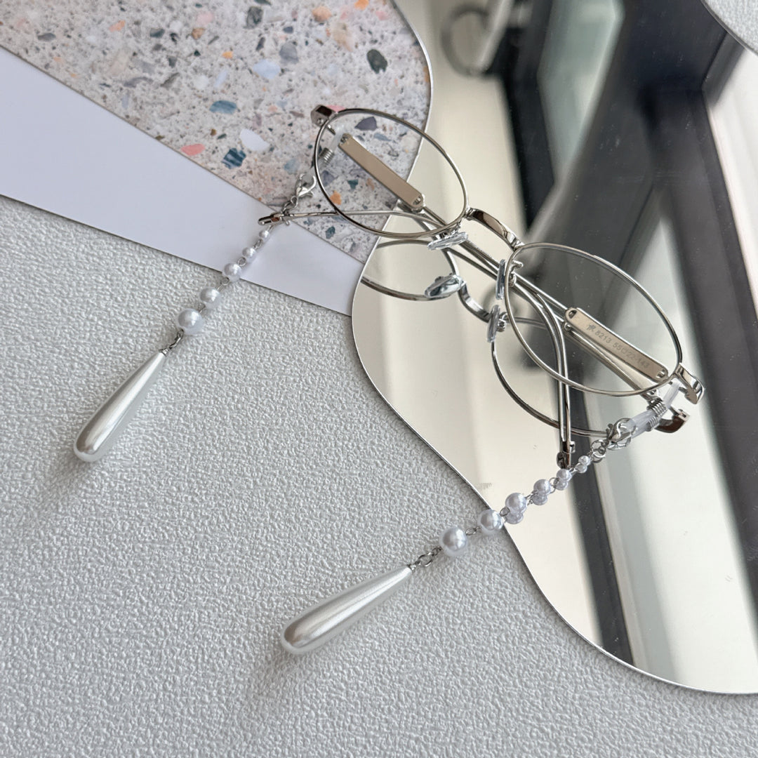 Elegant Pearl-Accented Eyewear Chain Stornfield