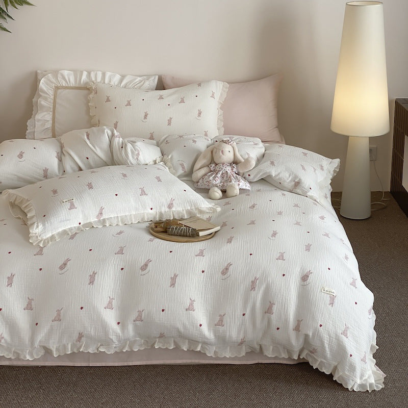 Bedding set made of cotton muslin with ruffles and playful animal print