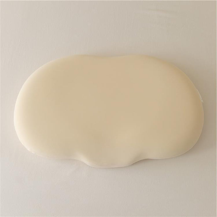 Ergonomic baby pillow against flat head with memory foam