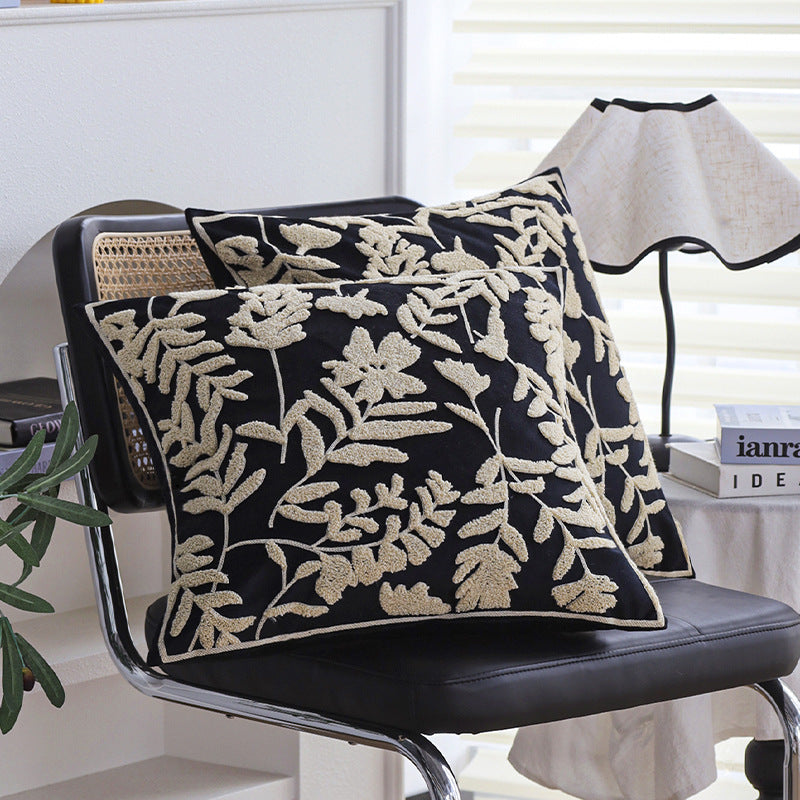 Elegant and decorative pillow with floral design