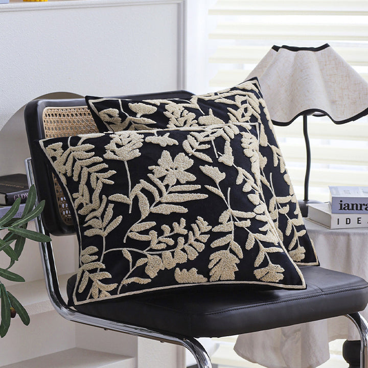 Elegant and decorative pillow with floral design