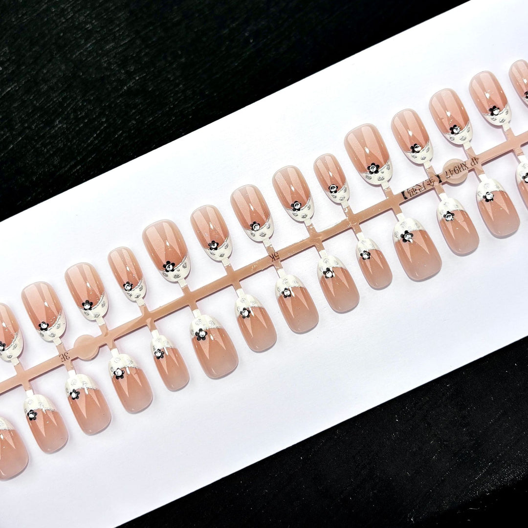 Elegant Floral Accent Press-On Nails