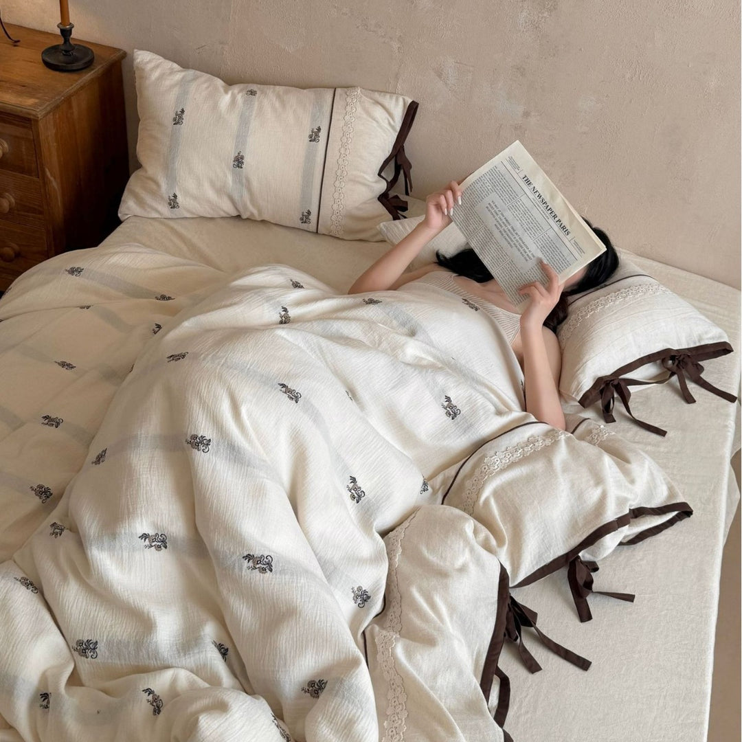 Reversible bedding set in linen look with lace trim and decorative bows