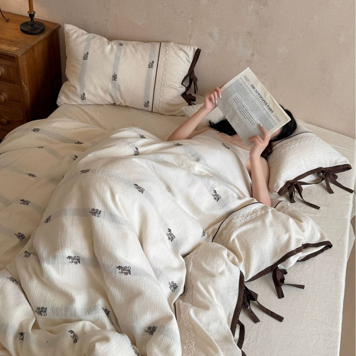 Reversible bedding set in linen look with lace trim and decorative bows