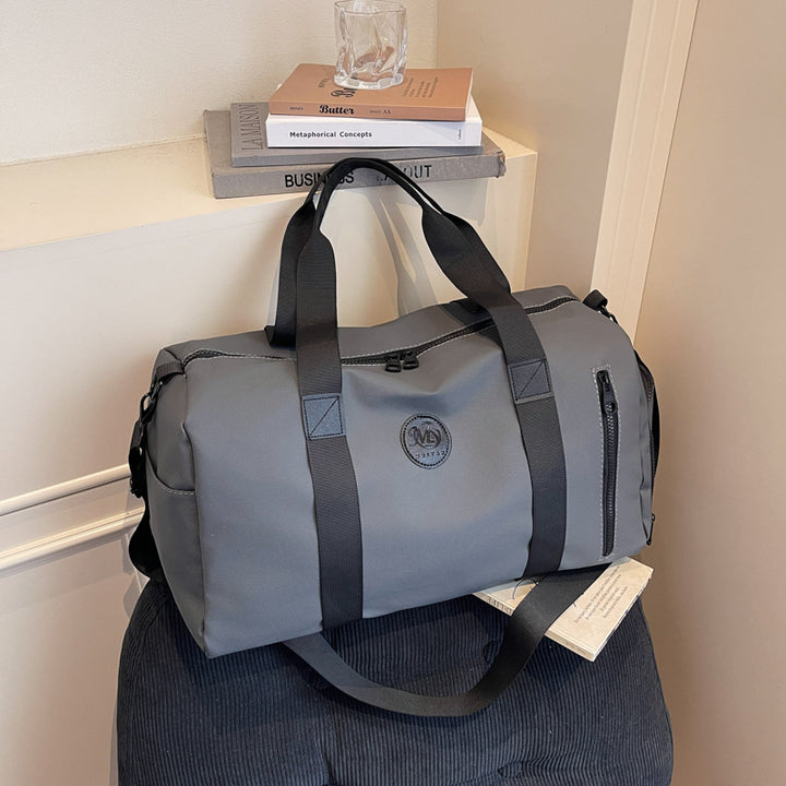 Sporty travel bag with reinforced zipper and side pocket Stornfield