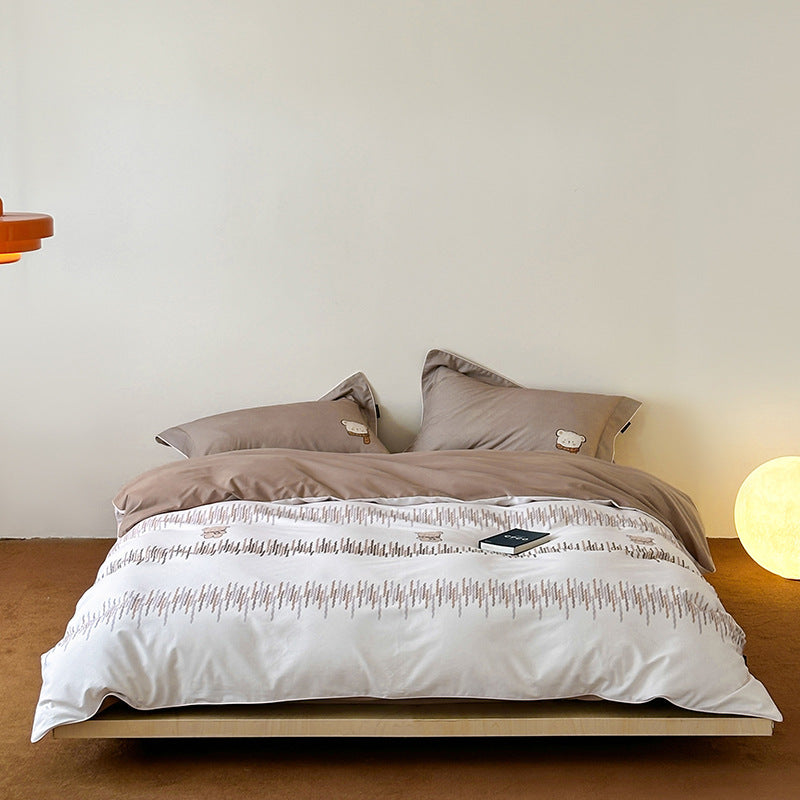 Reversible cotton bedding set with playful sheep print and soft jersey finish