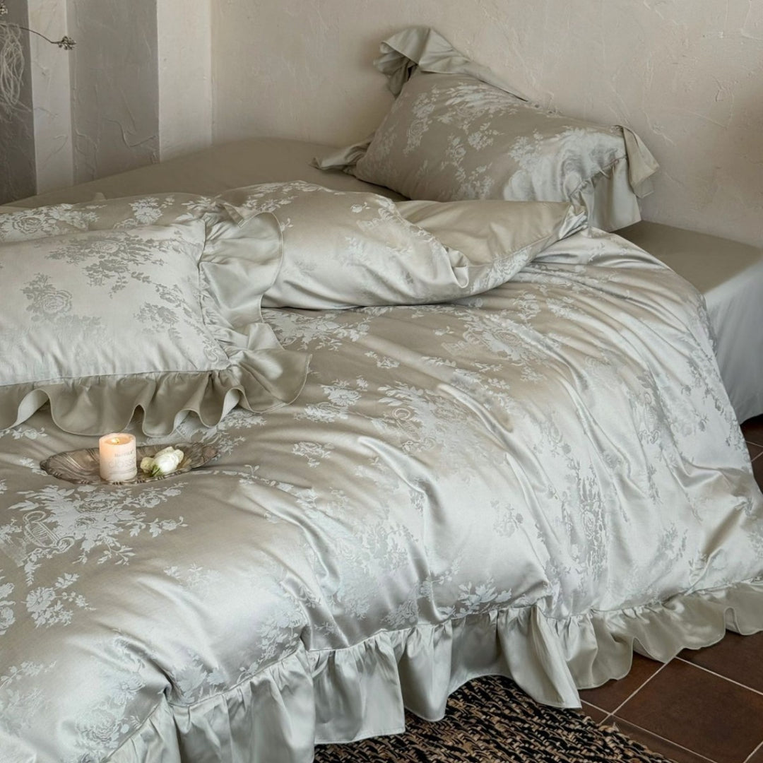 Bedding set in vintage jacquard with satin frill and delicate ruffle edge