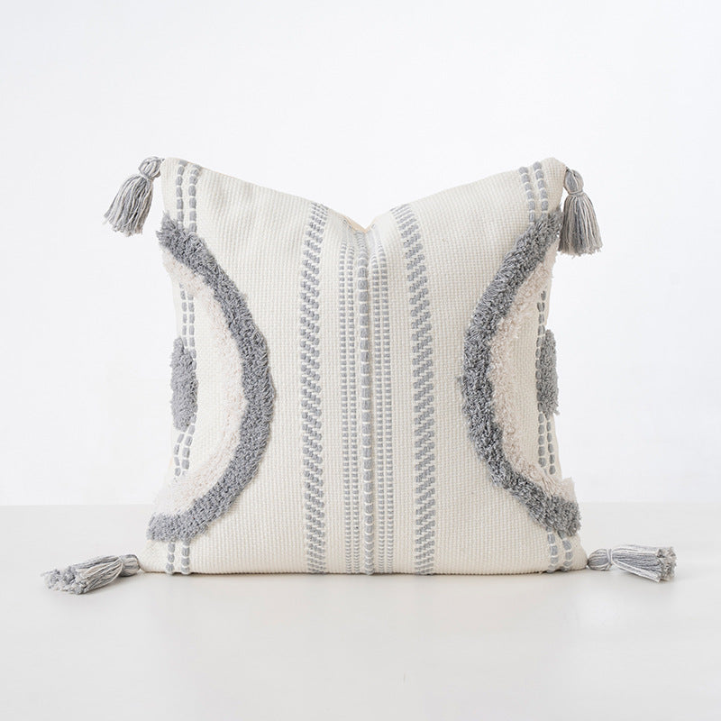Square decorative cushion with boucle relief, zigzag and diamond pattern as well as tassels