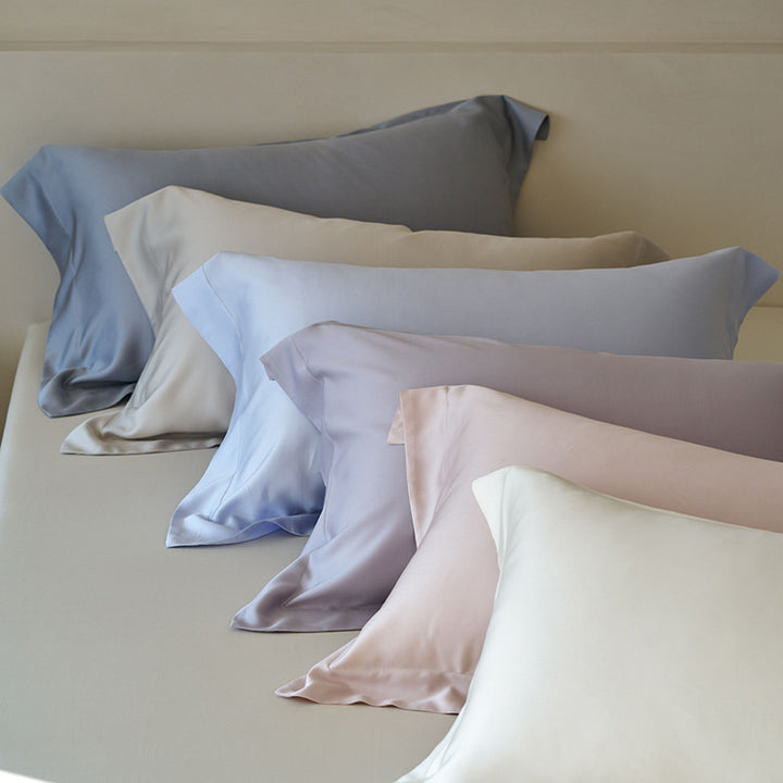 Satin pillowcase set made of combed cotton satin with a silky sheen and fine piping