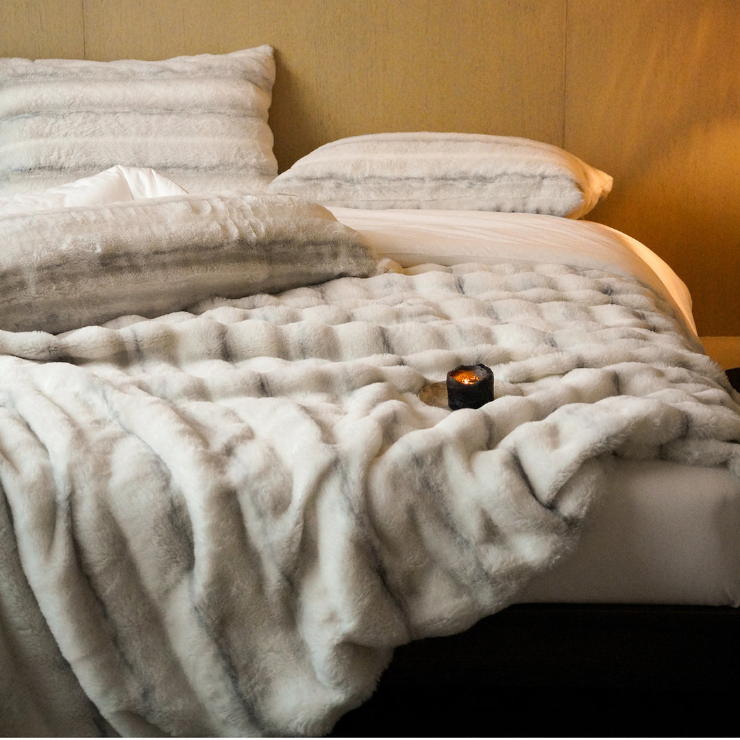 Cuddle faux fur throw blanket extra soft, quilted and insulating