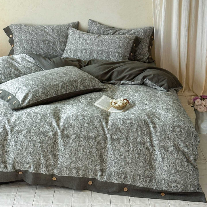 Reversible bedding set made of cotton-linen mix with floral print and wooden button closure