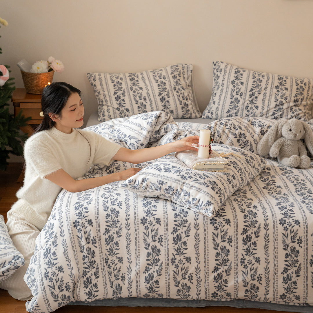 Children's bedding set made of cozy flannel with checked animal faces print and zipper