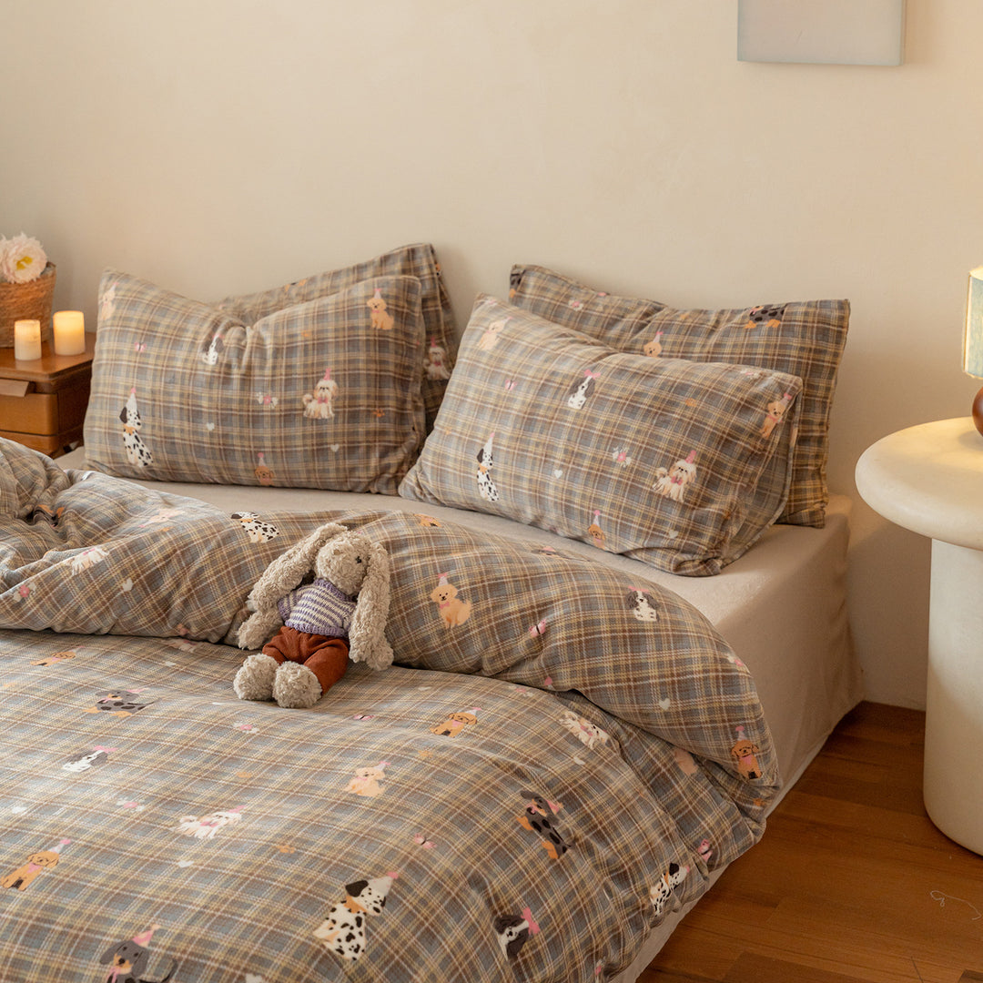 Children's bedding set made of cozy flannel with checked animal faces print and zipper
