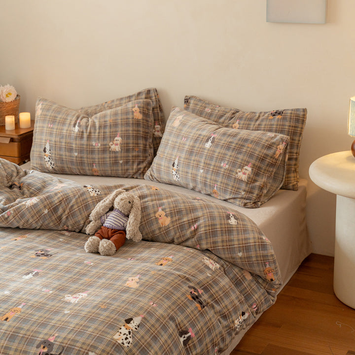 Children's bedding set made of cozy flannel with checked animal faces print and zipper