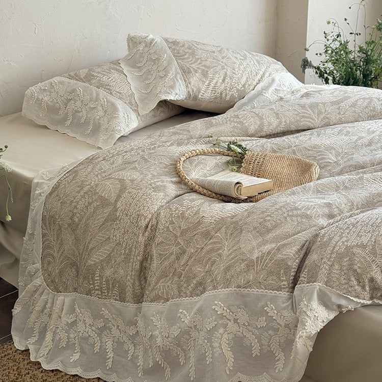 Quilt set in botanical jacquard with embroidered lace ruffle