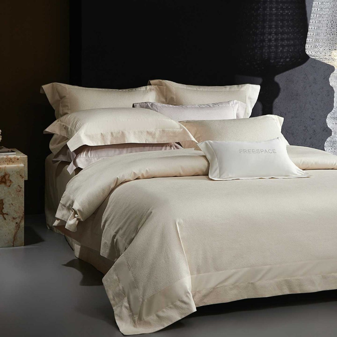 Elegant bedding set made of cotton sateen with fine quilted edge and hotel closure