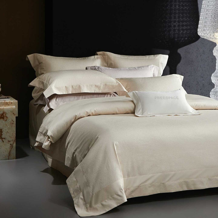 Elegant bedding set made of cotton sateen with fine quilted edge and hotel closure