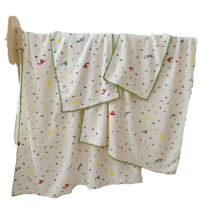 Cuddle blanket for baby and toddler with cute dog motif and soft microfleece