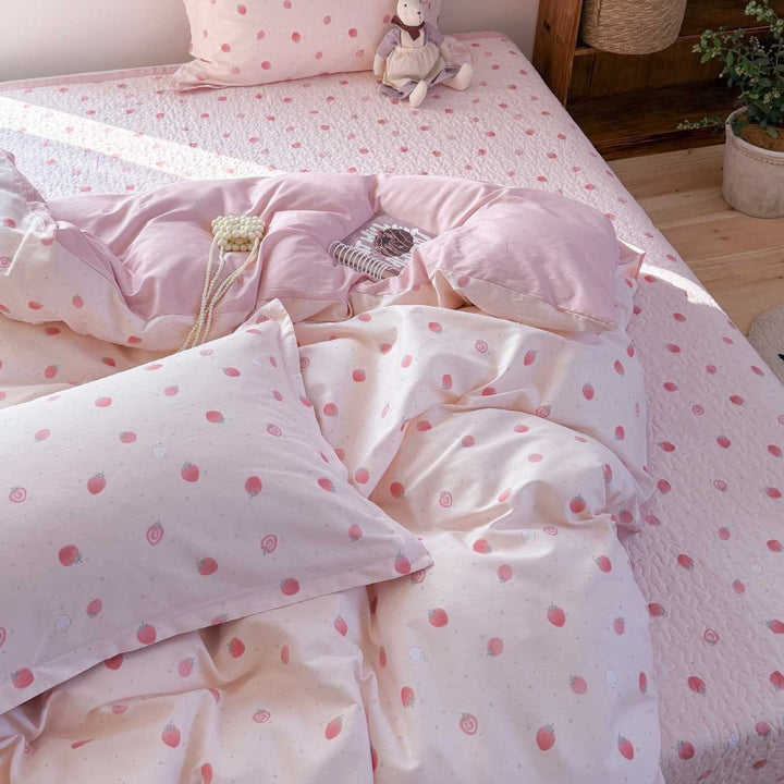 Bedding set made of cotton satin with a delicate micro-flower pattern and hidden hotel closure