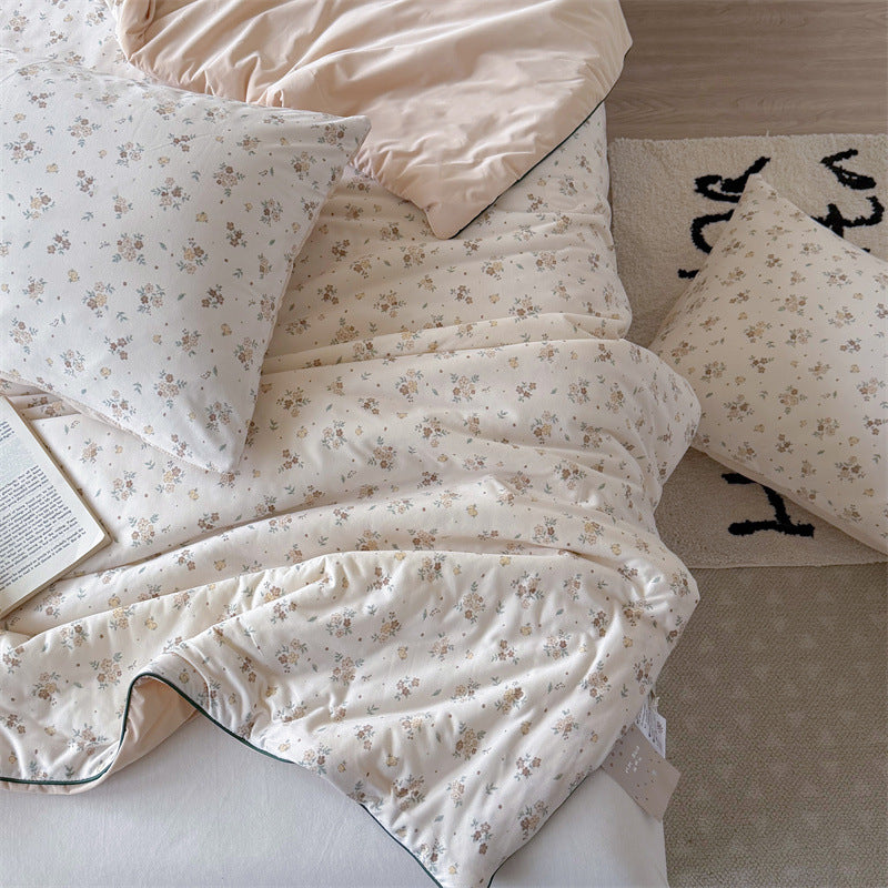 Children's bedding set made of cotton mix with quilted lightweight blanket and star cartoon motif