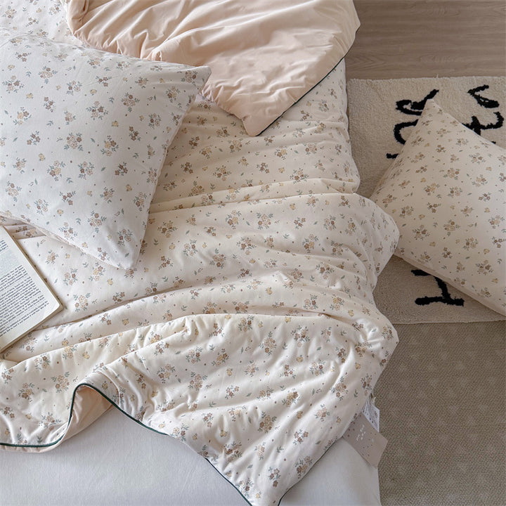 Children's bedding set made of cotton mix with quilted lightweight blanket and star cartoon motif