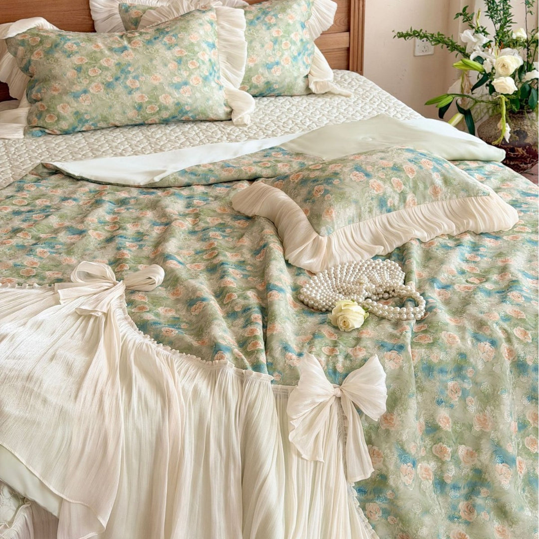 Romantic bedding set with ruffles, rose pattern and decorative bows