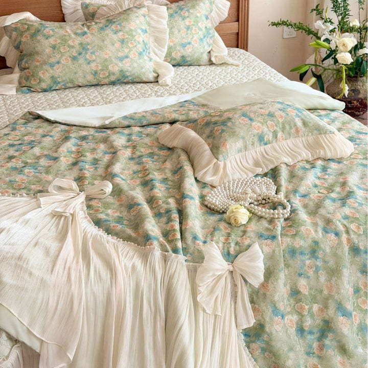 Romantic bedding set with ruffles, rose pattern and decorative bows