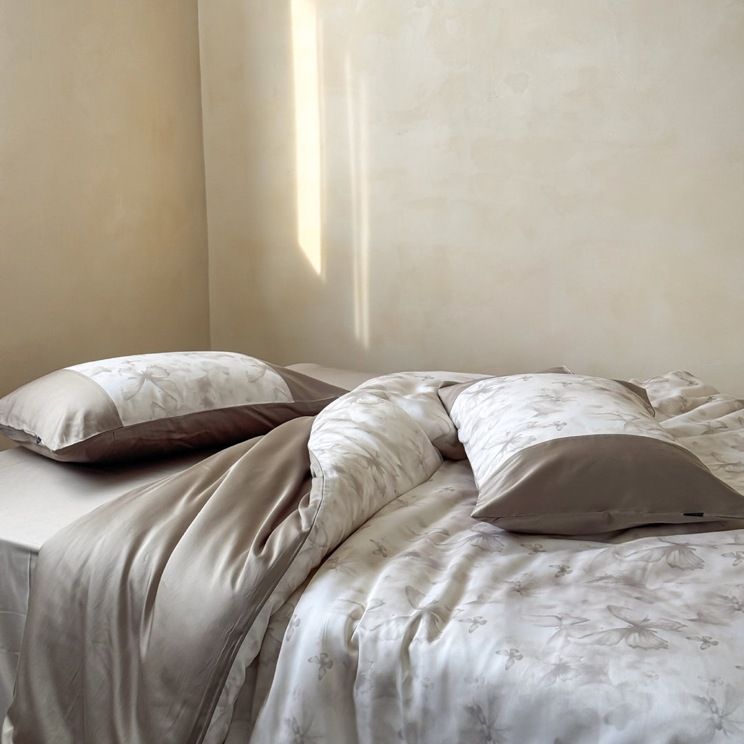 Bedding set made of cotton satin with woven butterfly jacquard and contrasting border