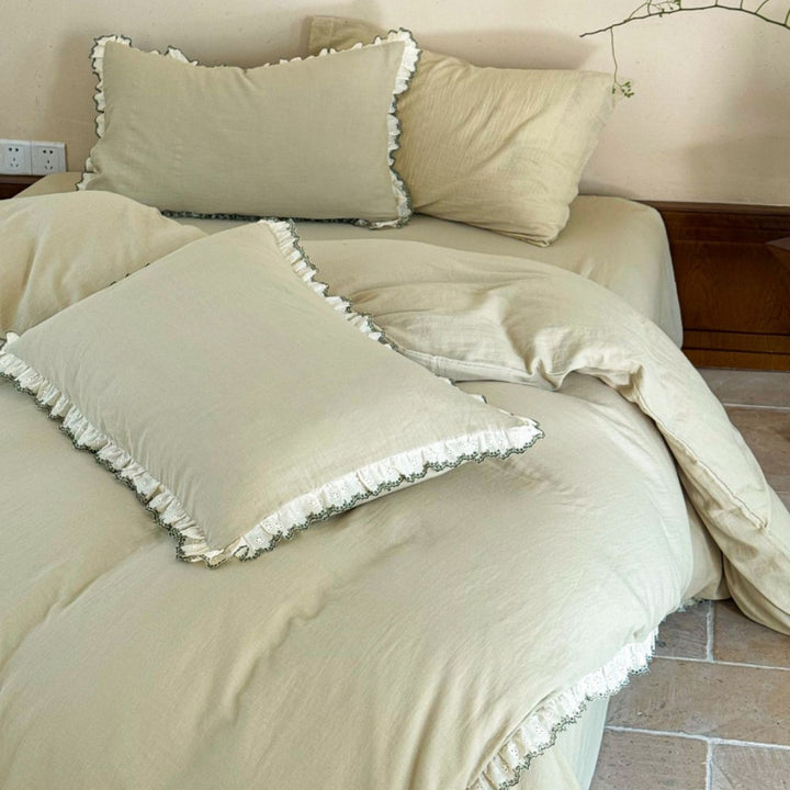 Bedding set made of linen-cotton blend with delicate lace ruffle
