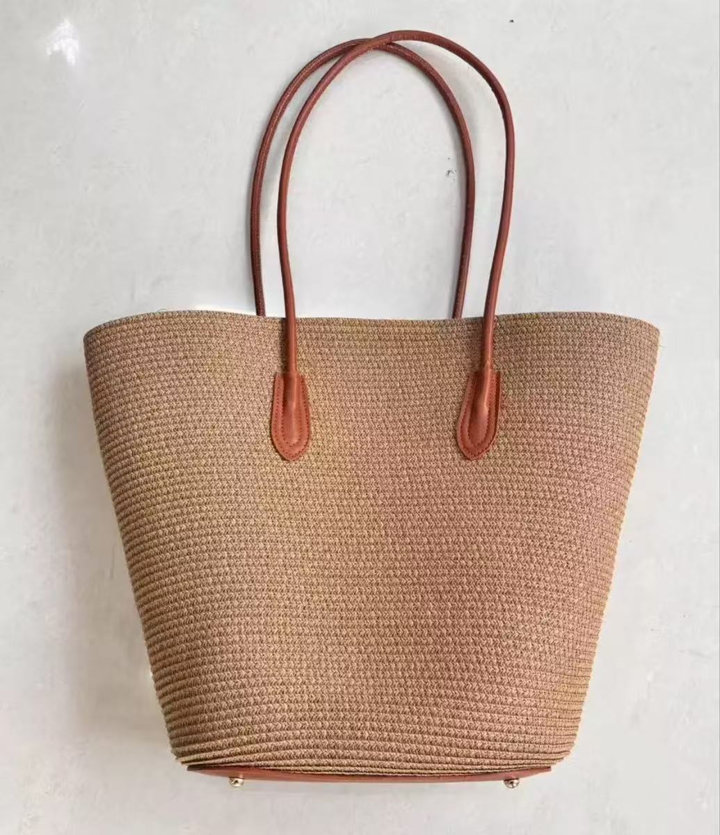 Sleek beach bag with matching sun hat Stornfield