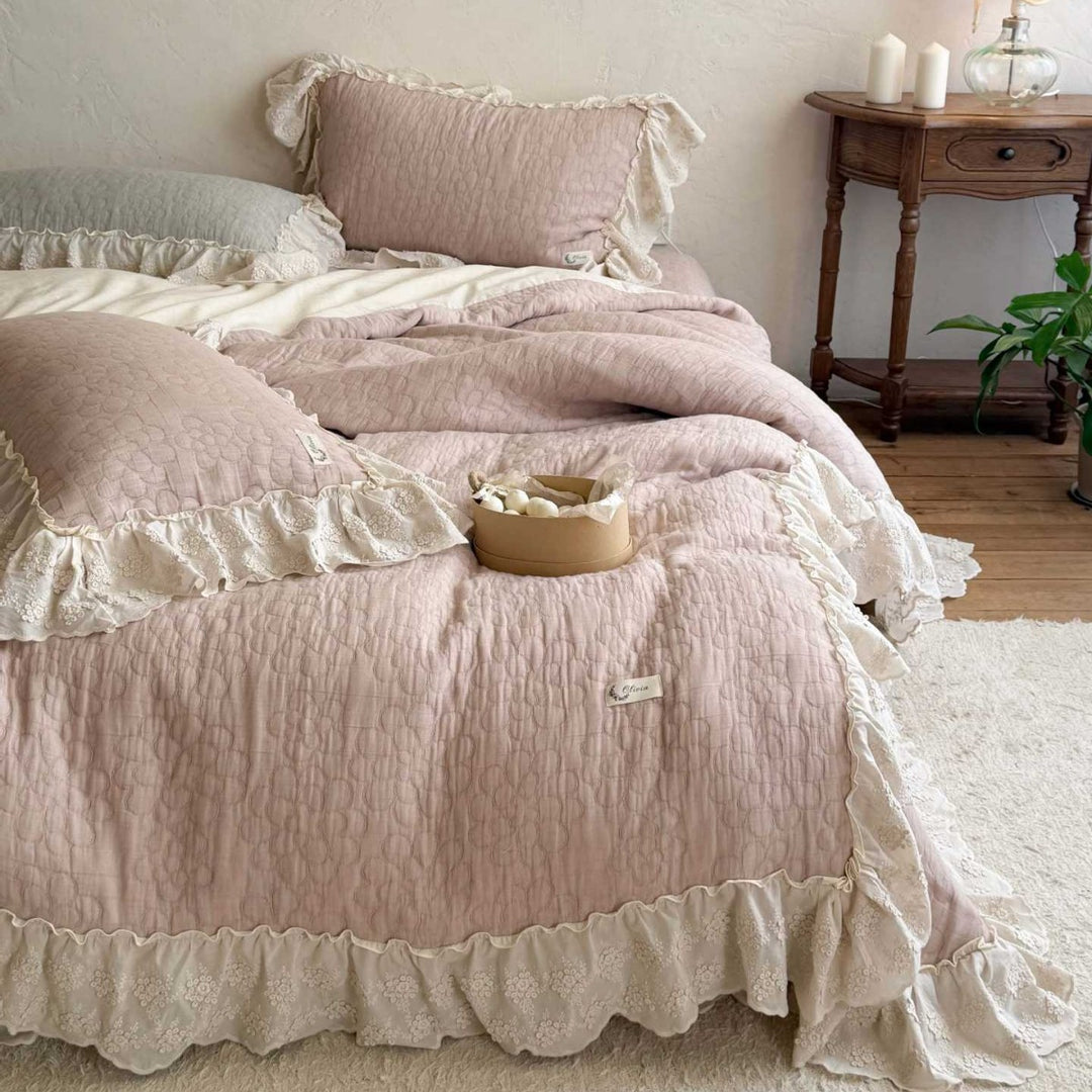 Ruffled quilt set made of cotton blend fabric with lace ruffle