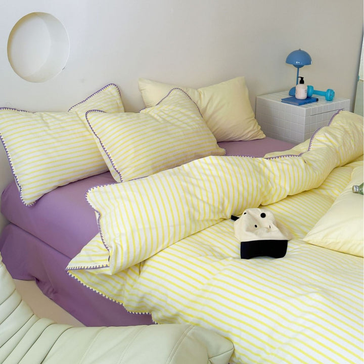 Striped bedding set made of cotton satin with ruffled edges and reversible function