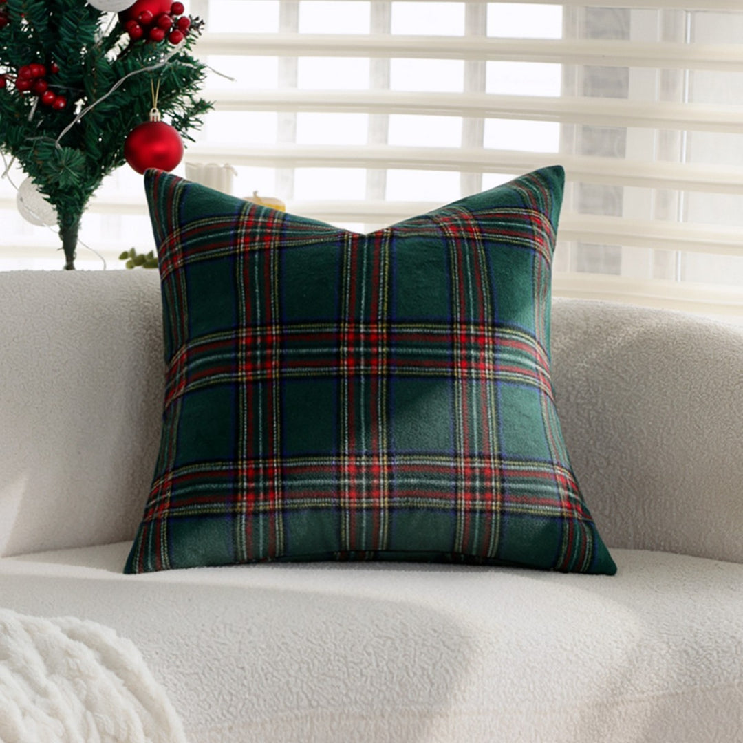 Cozy pillow in check pattern