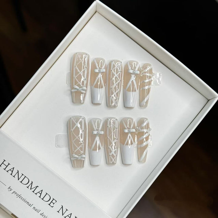 Handmade Decorative Press-On Nail Art Set with Unique Design Accents