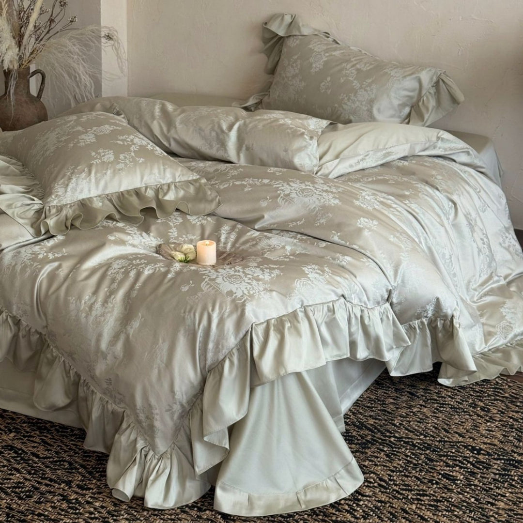 Bedding set in vintage jacquard with satin frill and delicate ruffle edge
