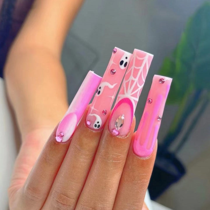 Artificial nails in a modern and elegant design Stornfield