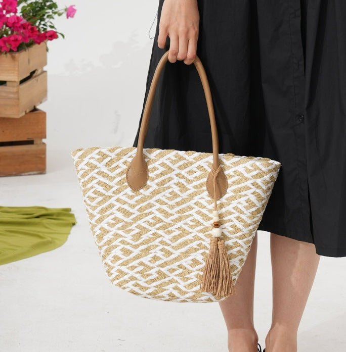 Handcrafted beach bag with elegant woven pattern Stornfield