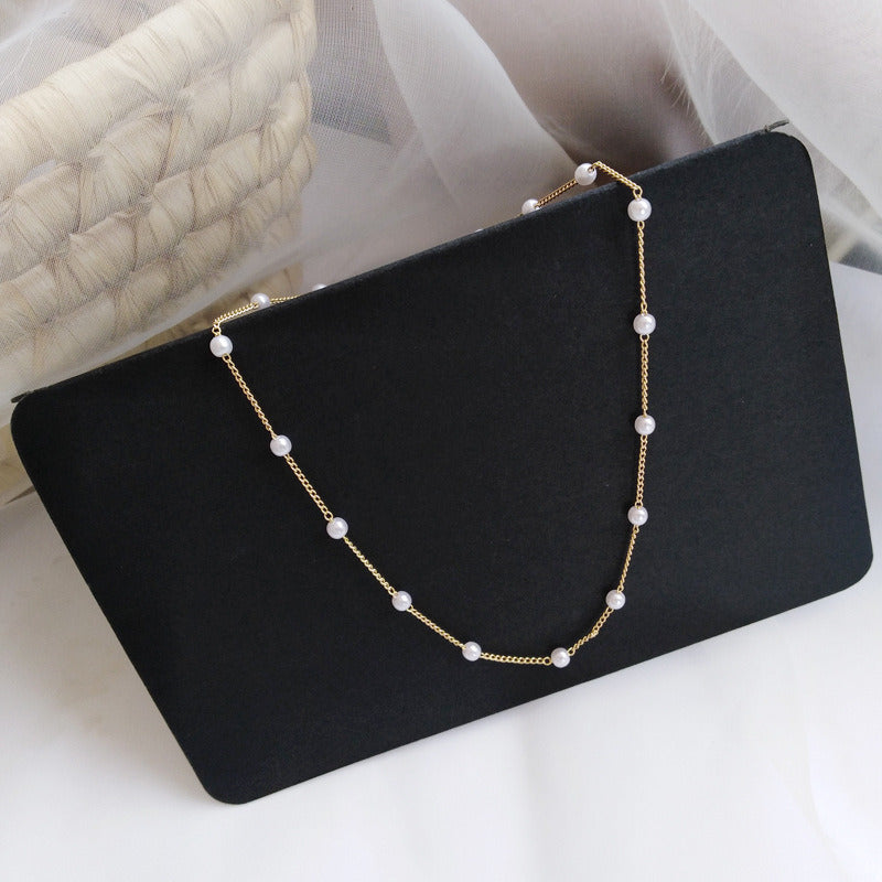 Delicate Pearl Necklace with Fine Gold Stand Stornfield