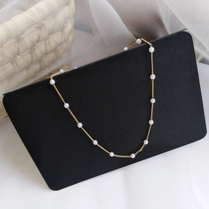 Delicate Pearl Necklace with Fine Gold Stand Stornfield
