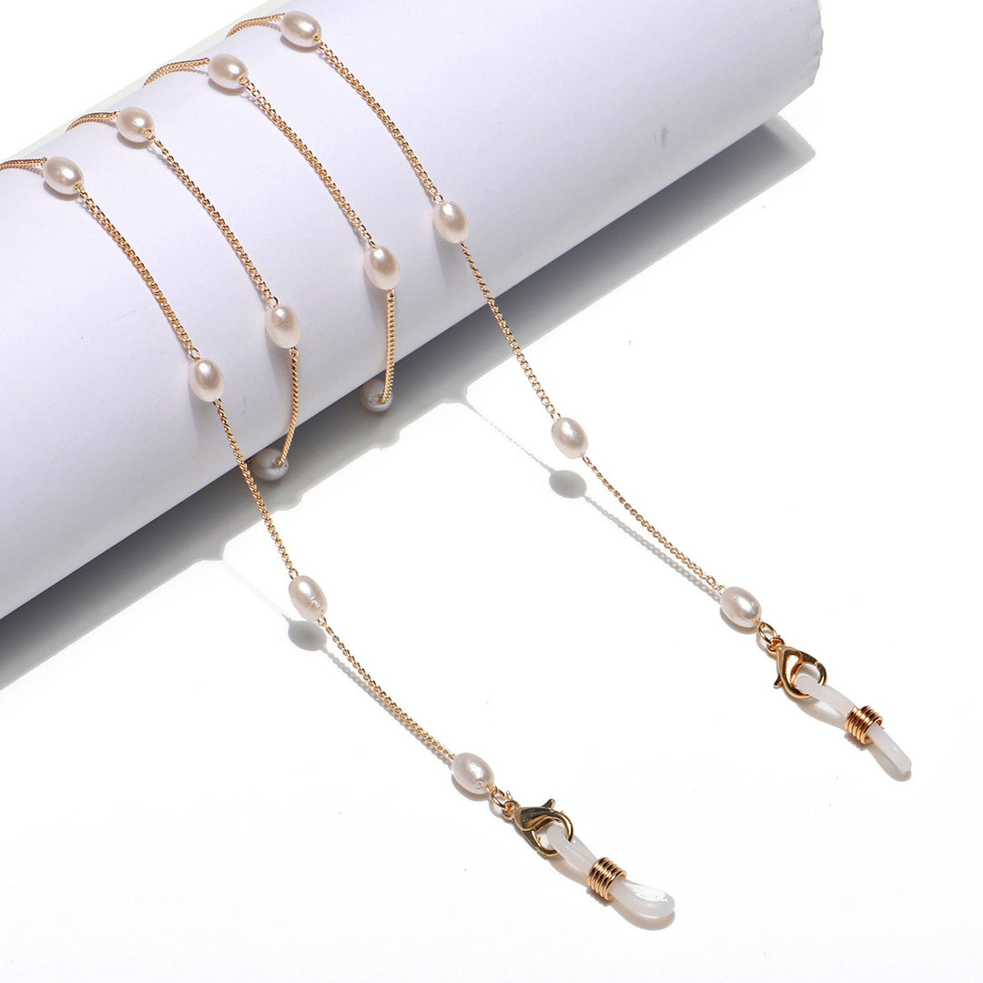 Elegant Heart-Shaped Pearl Chain Eyewear Holder Stornfield