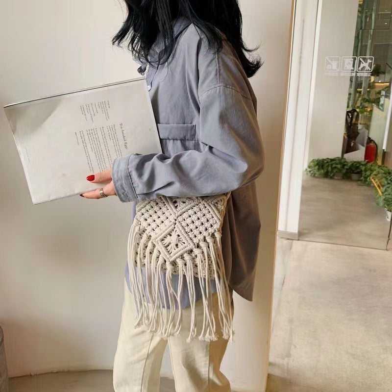 Hand-knotted macrame shoulder bag with fringes Stornfield