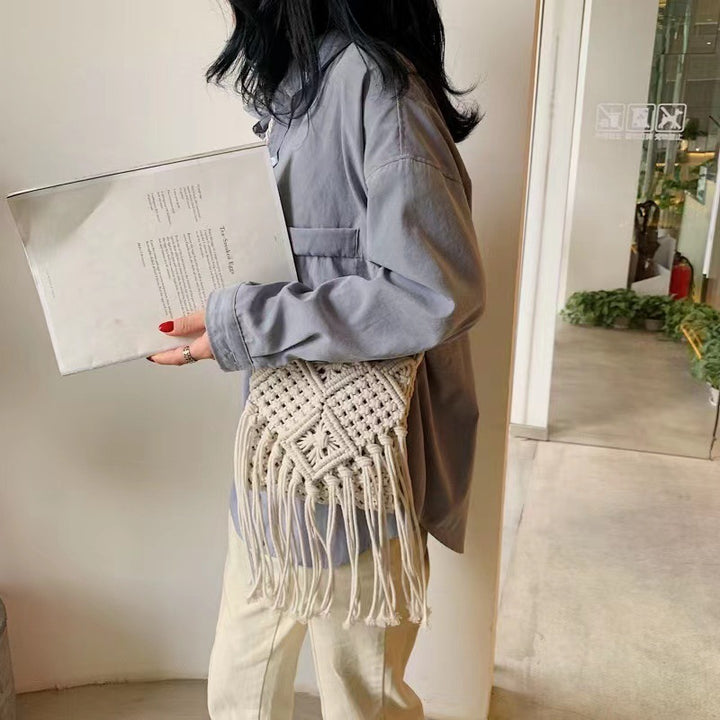 Hand-knotted macrame shoulder bag with fringes Stornfield