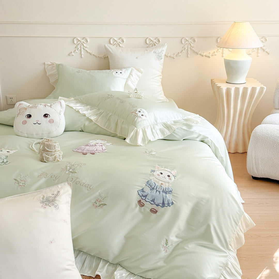 Satin bedding set with ruffles and cat embroidery