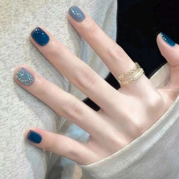 Artistic Press-On Nail Set with Sparkling Glitter Effect Stornfield