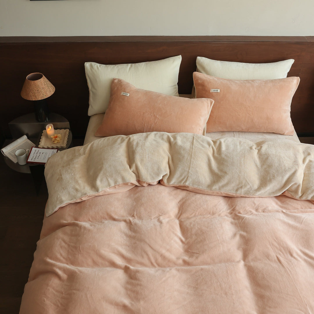 Soft velvet-look bedding set made of microfiber with breathable filling and hotel closure
