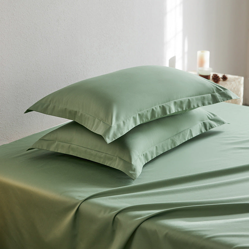 Premium pillowcase and fitted sheet set made of cotton percale with hotel edge