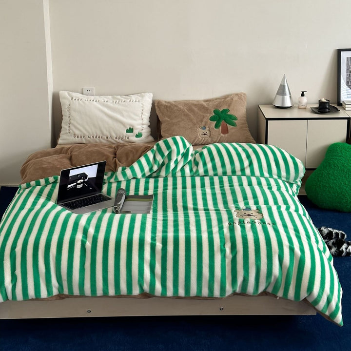 Striped reversible bedding made of microfleece with plush back and animal embroidery