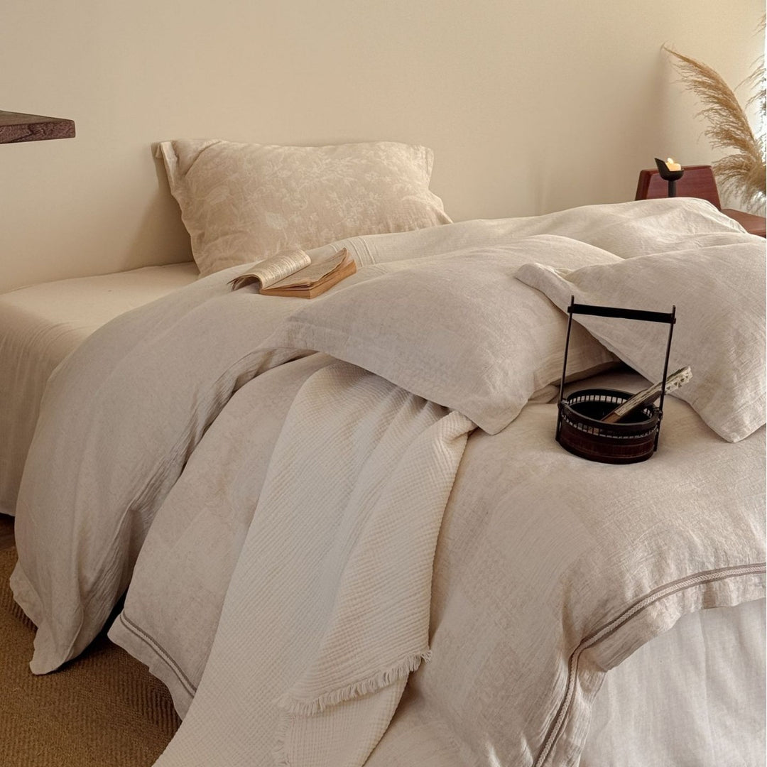 Linen bed linen set with subtle jacquard relief and stonewashed look
