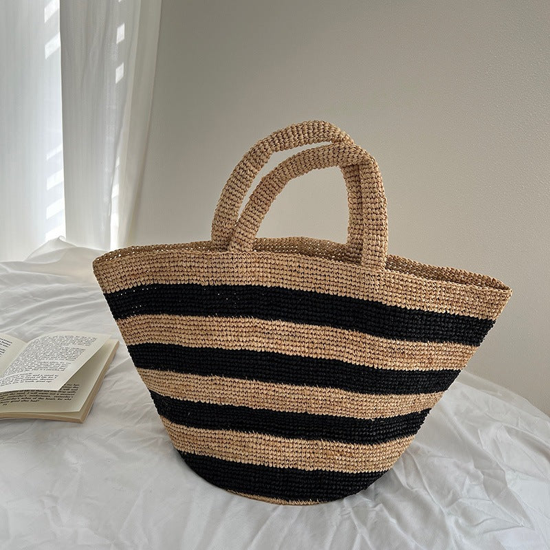 Handcrafted straw bag with geometric pattern Stornfield